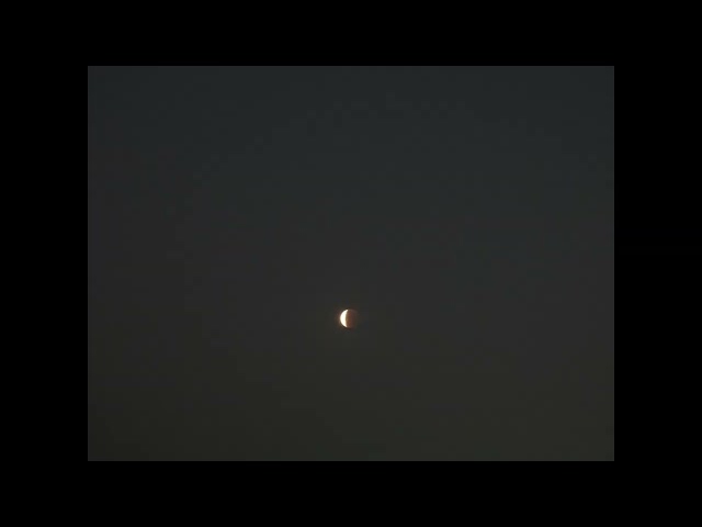 Timelapse del eclipse lunar hasta que desaparece en las colinas del Valle de la Ciudad de México