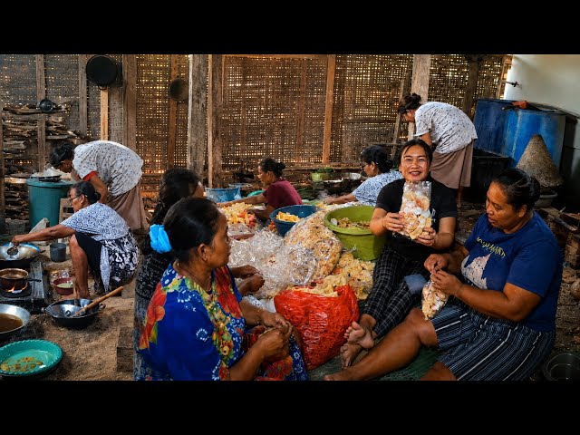 It's Showtime Folks‼️Village Women Helping Out at an Event, Making Traditional Javanese Snacks To...
