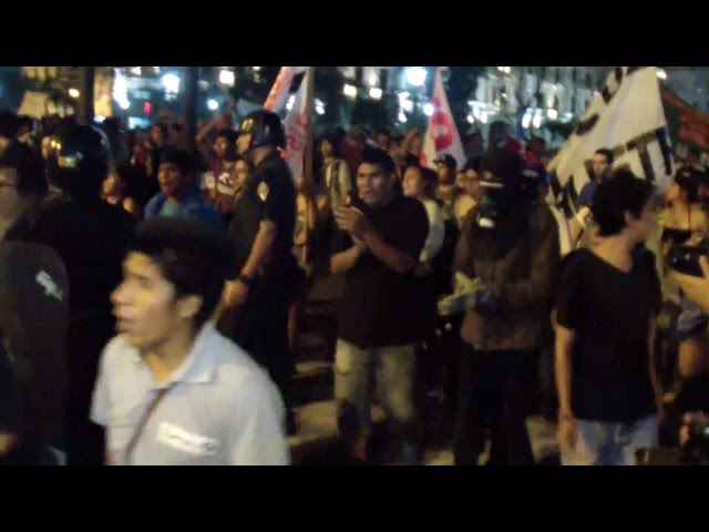 5ta marcha contra TTP Jovenes Rompen cordon Policial en Nicolas de pierola 25feb2016