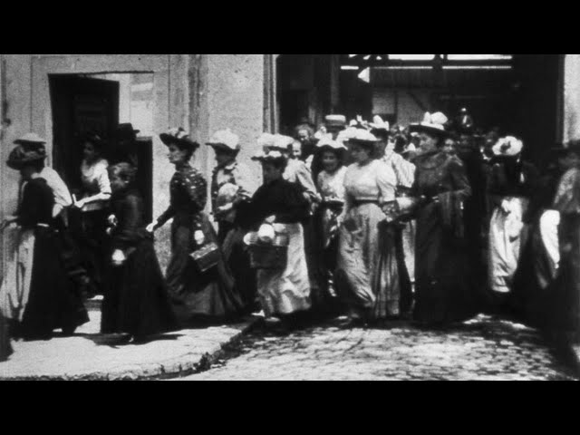 La salida de los obreros de la fábrica Lumière (1895) [película muda completa]
