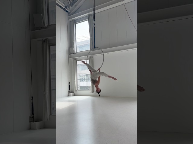 New tutorial uploaded today ✨✨ Learn this routine with me 🤍 Link in my bio #aerialhoop #lyra
