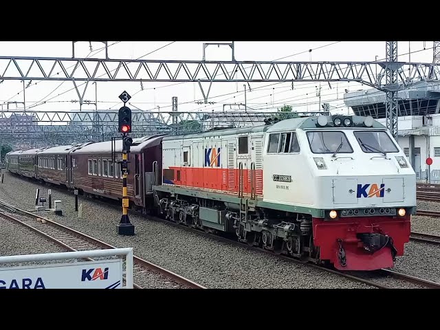 Kereta Full KAWIS !!! Kereta Api Java Priority