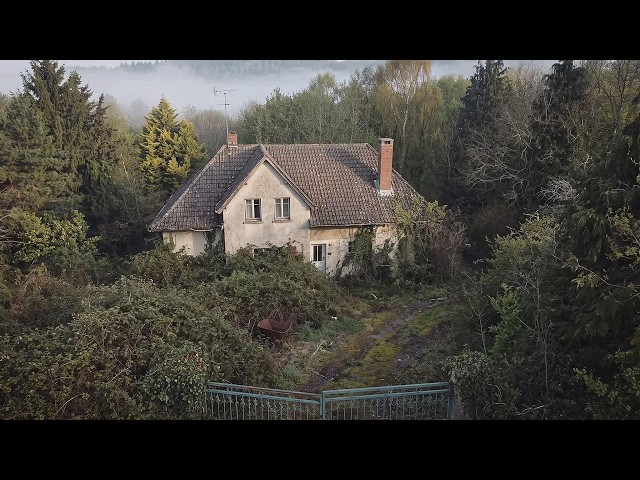 Casa abandonată de 30 de ani a unei familii care a fugit în urma unei tragedii!