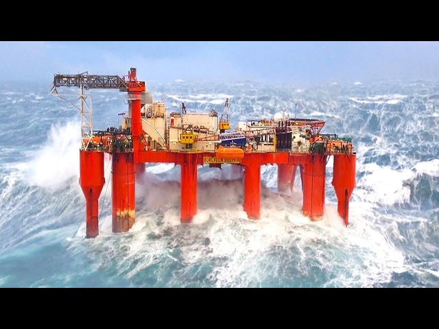 COMO FUNCIONA una PLATAFORMA PETROLERA🛢️| COMO se EXTRAE el PETRÓLEO del MAR