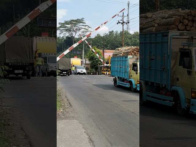 Situasi Ketika Palang Pintu Kereta Api Menutup | Gate Closes #shorts