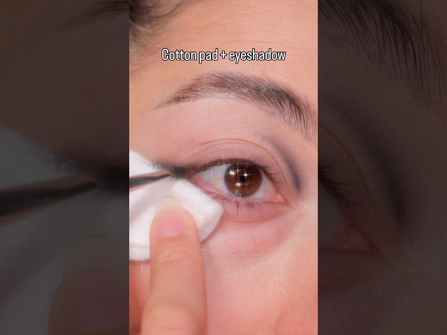 Truco de sombra de ojos con algodón✨ #sombra #maquillaje #tutorialdesombra #maquillaje #lookdeojo...
