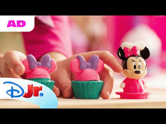 AD | Working at Minnie's Bowtastic Cafe! | 🎀 Minnie's Bow-Toons 🎀 | @disneyjr