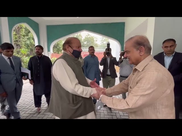 Quaid PMLN Nawaz Sharif reached the party secretariat. President PMLN Shehbaz Sharif welcomed.