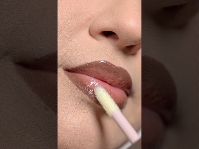brown lip liner + clear lip gloss combo 🤎 #fentybeauty #shortsfeed #shortvideo #shorts #shortviral