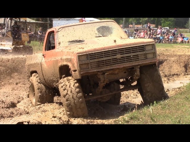 THIS IS MUDDIN!!!   OLD SCHOOL MUD BOGGING!!