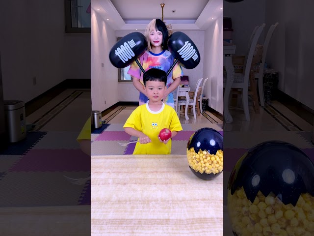 Single-hand apple challenge! Can you succeed? #Funny #PartyGameChallenge