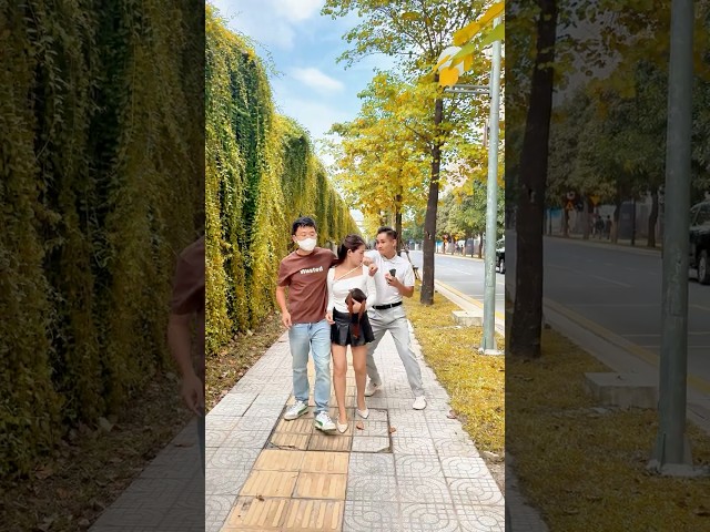 She Dropped Her Bag on Purpose... A Hidden Help Signal 🙏 #HelpSignal #SilentSOS #LifeSkills #sos