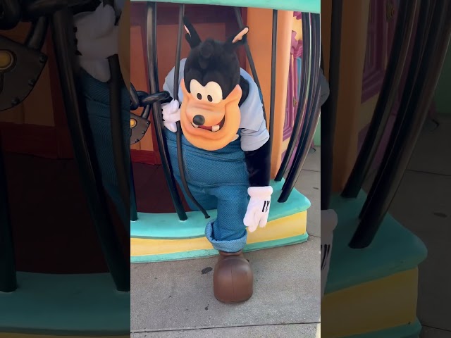 Oh No!! 🥺 Can Someone Help Pete? He Stuck In Jail! #shorts #toontown #disneyland
