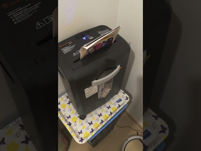 Bonsaii C266-B paper shredder in use