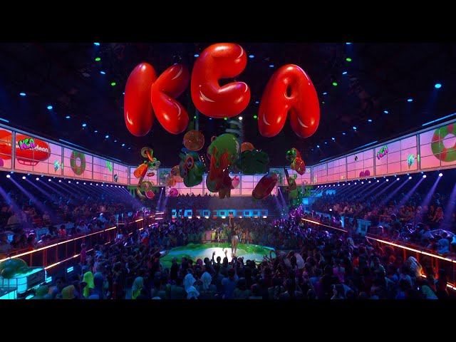 benny blanco & selena gomez win FAVORITE VIRAL SONG for Bluest Flame! #KCA2025 #Shorts