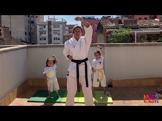 Clase de karate para niños. Principiantes