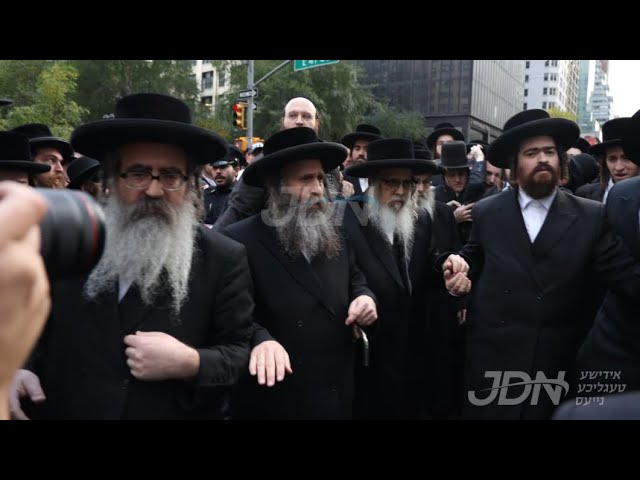 Satmar Rebbe R’ Zalmen Leib arriving to the Anti-Zionist Protest in Manhattan