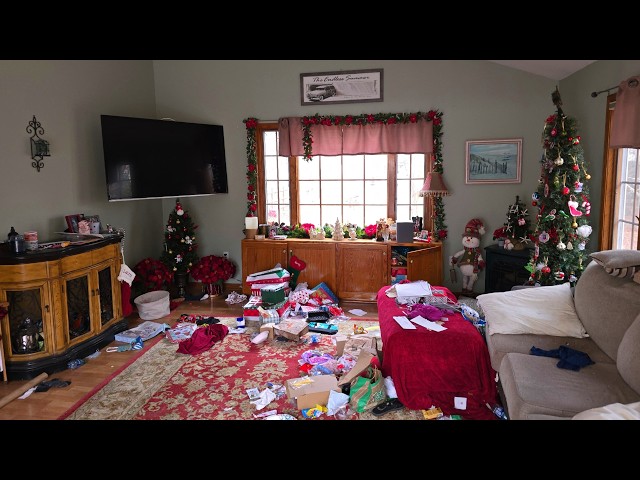 ABANDONED DURING CHRISTMAS - This Haunting Abandoned Mansion Had EVERYTHING LEFT Behind