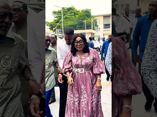 Hermoso vestido 👗 Lordina Mahama y su hijo Sharaf Mahama compartiendo un lindo momento en la iglesia