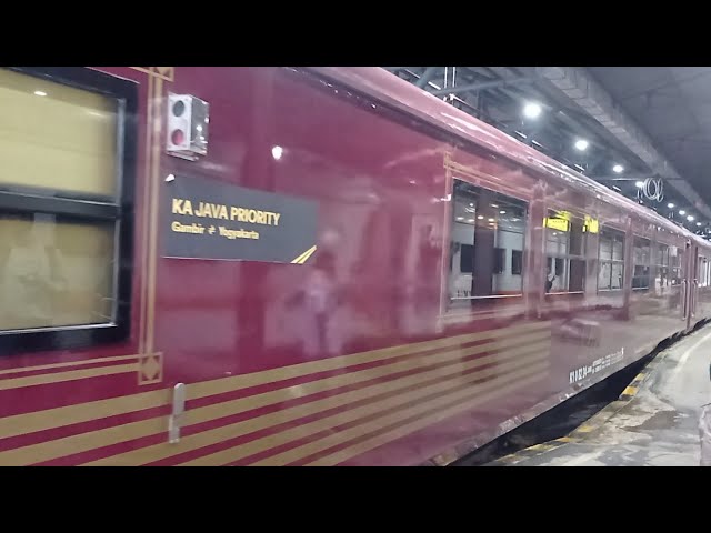 Kereta Api Java Priority di Stasiun Purwokerto 