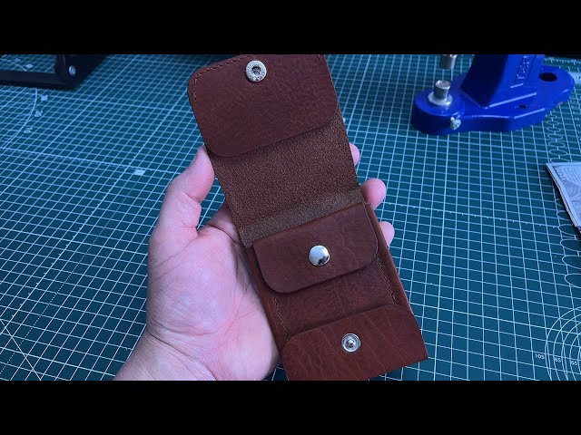 Free PDF pattern. An unusual modernized mini-wallet from leather. The process of making.