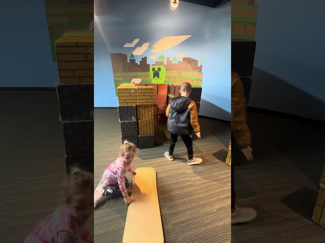 Klay And Skylar Building A Minecraft Fort | Cool Minecraft Building Room | Discovery Center