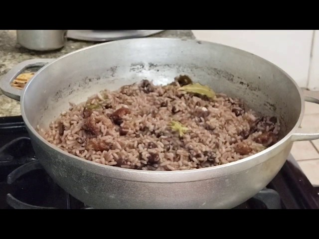 Cuban-style congri rice, obviously the best you can eat. Follow me, you'll like it.