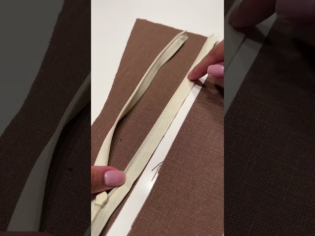 Here's a quick and easy invisible zipper tutorial by shaleseatlante 🧵 #freemovementsewing #sewing