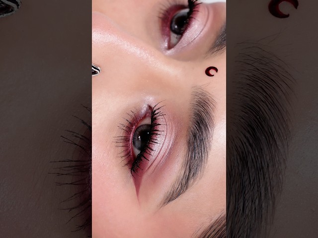 Burgundy winged eyes✨ #wingedeyeliner #eyemakeup #beauty #kajal #youtubeshorts #viralshorts #shorts