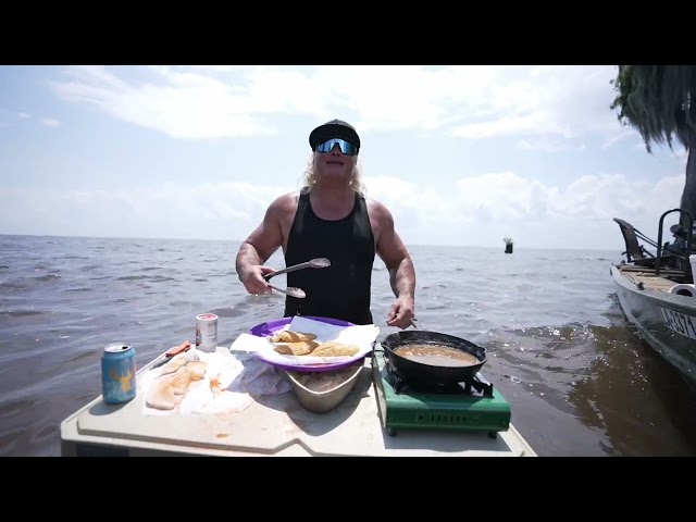¡Po'boy de bagre frito EN EL AGUA! (¡Liberación de una tortuga mordedora gigante!)