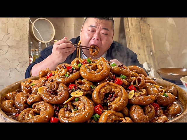 Brother Hou whips up a batch of braised pork intestines—spicy, arowith flavor.
