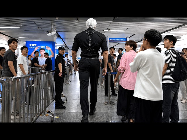 LEGENDARY! Giant Handsome Man in Cosplay Captivates the Public! Street Reactions ❤️