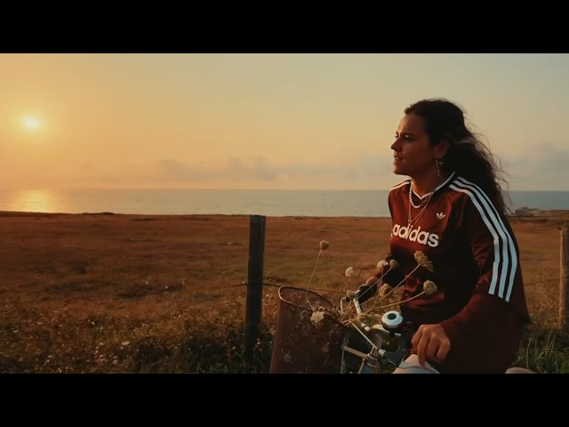 Yoly Saa - Se siente fuerte (Videoclip Oficial)