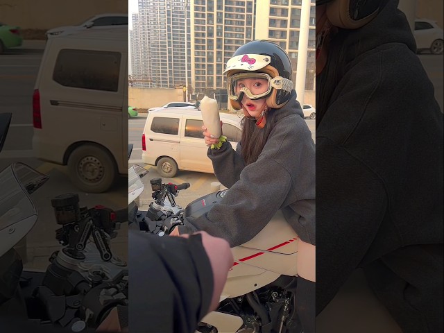 fist bump 👊 #moto #motogirl #bikegirl #motorcycle #motorbike #motolife #bikelover