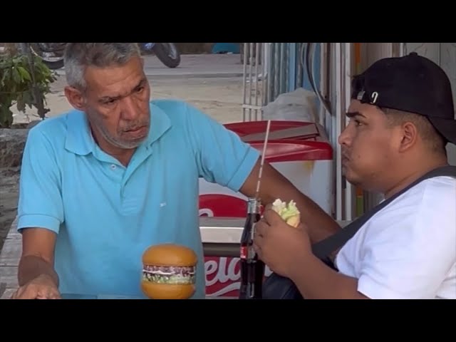 La hamburguesa de - plástico 😂