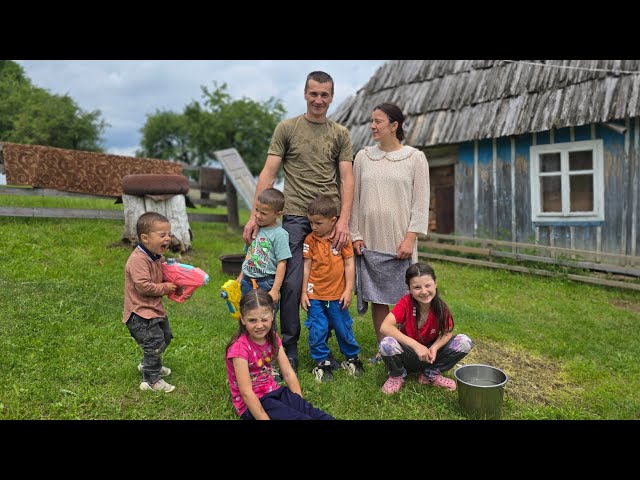 Young Family's Rural Life: Mom Cooks for 5 Kids While Dad Fixes the Roof in a Carpathian Village ❤️