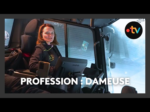 Au volant de sa dameuse, Clémentine bichonne les pistes depuis 20 ans