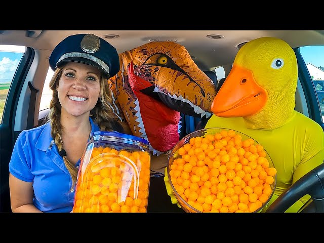 ¡Un patito de goma le roba un cachorro a una vaca y a la policía en una persecución en auto!