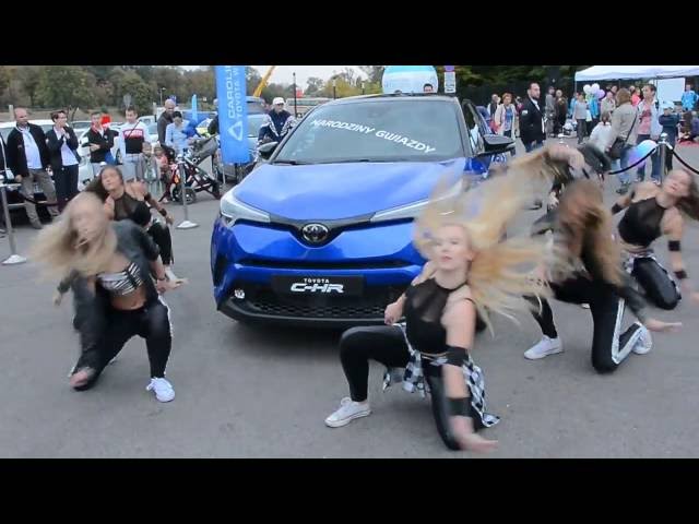 Taniec i TOYOTA C-HR. Prezentacja. PGE Narodowy. New hybrid.