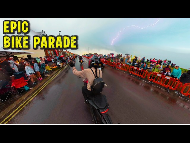 Llevé a mi hermana a un desfile masivo de bicicletas... ¡Y LUEGO SE SOLTÓ LA LLUVIA!