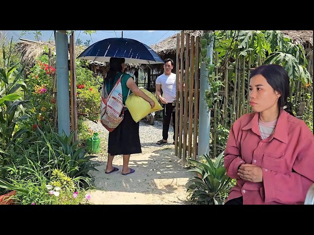 Mận's mother brought rice and eggs for Mận and Bảo, which surprised Bảo greatly.