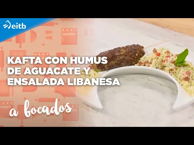 A BOCADOS: Kafta con humus de aguacate y ensalada libanesa
