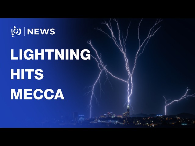 Striking footage of lightning hits Mekka Clock Tower