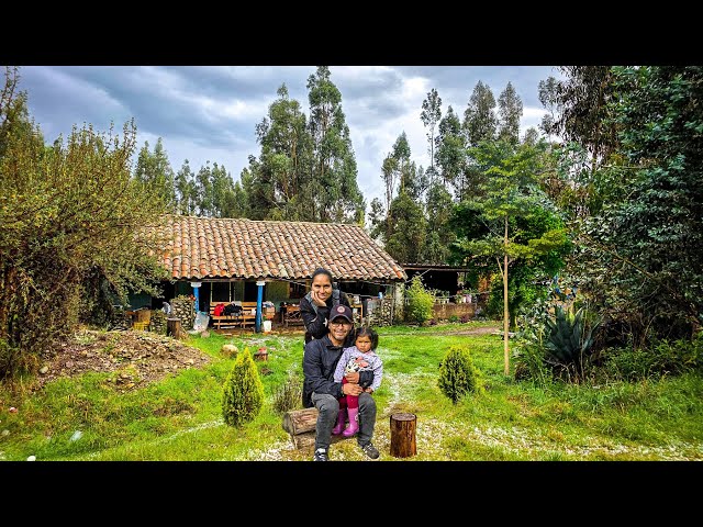 Esta familia VIVE SÓLO en un bosque lejos de la civilización solo tallando madera 