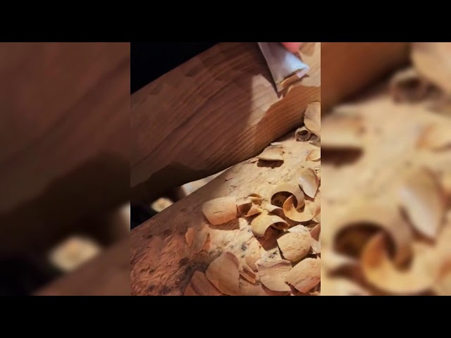 SMART WAY TO CRAFT TOYS: HIGH TECH CNC MACHINE CUTTING TOY SWORD DESIGN ON TIMBER!