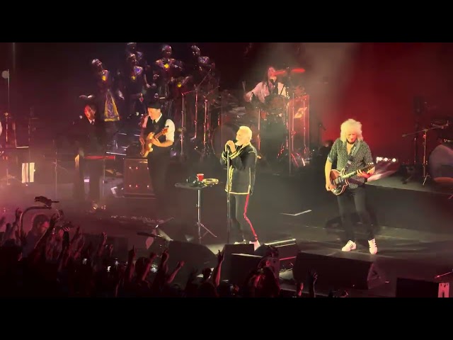 ROGER TAYLOR & BRIAN MAY FT. CHOIR  QUEEN ‘WE WILL ROCK YOU/RADIO GA GA’ @ ROUNDHOUSE, LDN 28.9.26