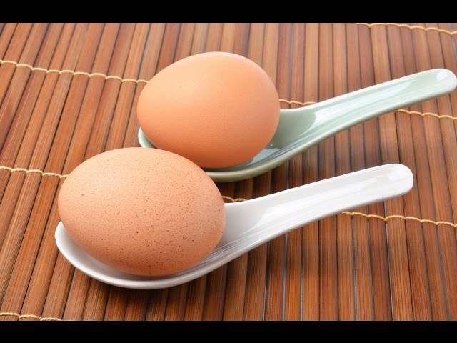 How To Peel a Boiled Egg in 2 Seconds