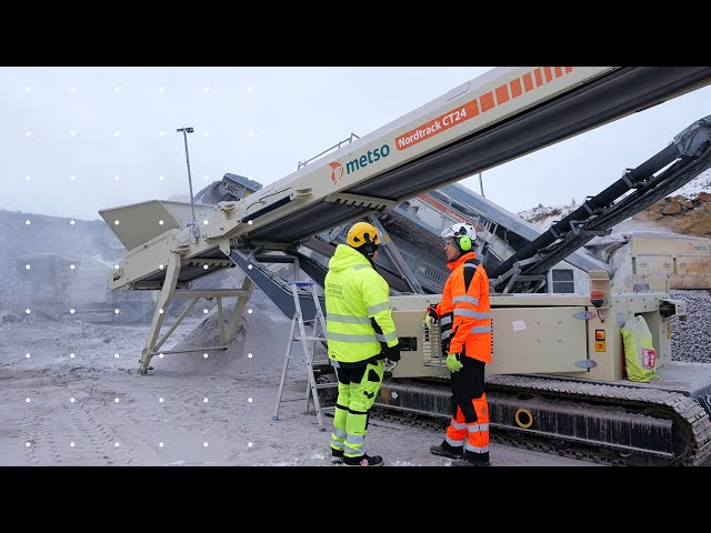 Less wheel loader running with Nordtrack™ CT24 stacking conveyor