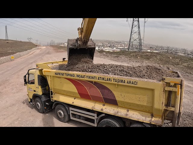 Sumitomo Excavator I am loading crushed stone material