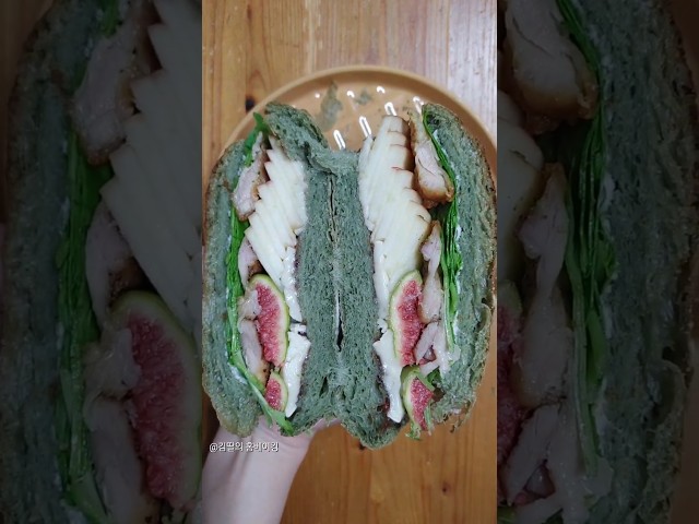쑥치아바타 사과 무화과 루꼴라 브리치즈 샌드위치 #ciabatta #mugwort #apple #fig #briecheese